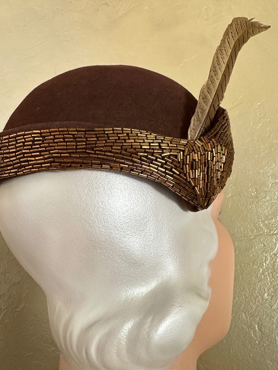 IRRESISTIBLE 1950s\' BROWN COCKTAIL HAT + IRIDESCENT BEADS & FEATHER main image 5